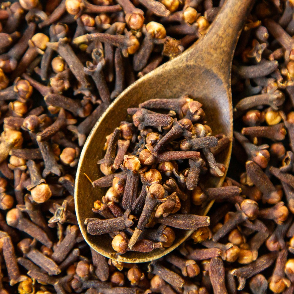 cloves-with-wooden-spoon